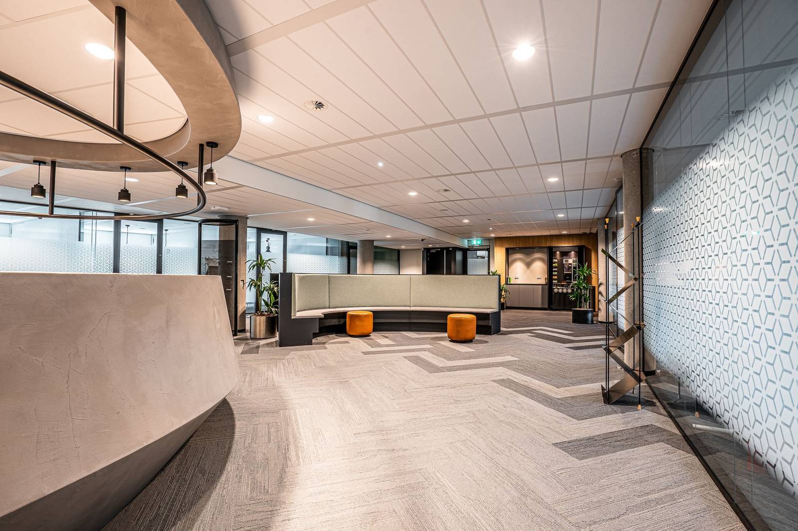 Hall de bureaux contemporain au plafond courbe, image d'un concept déclinable sur plusieurs sites