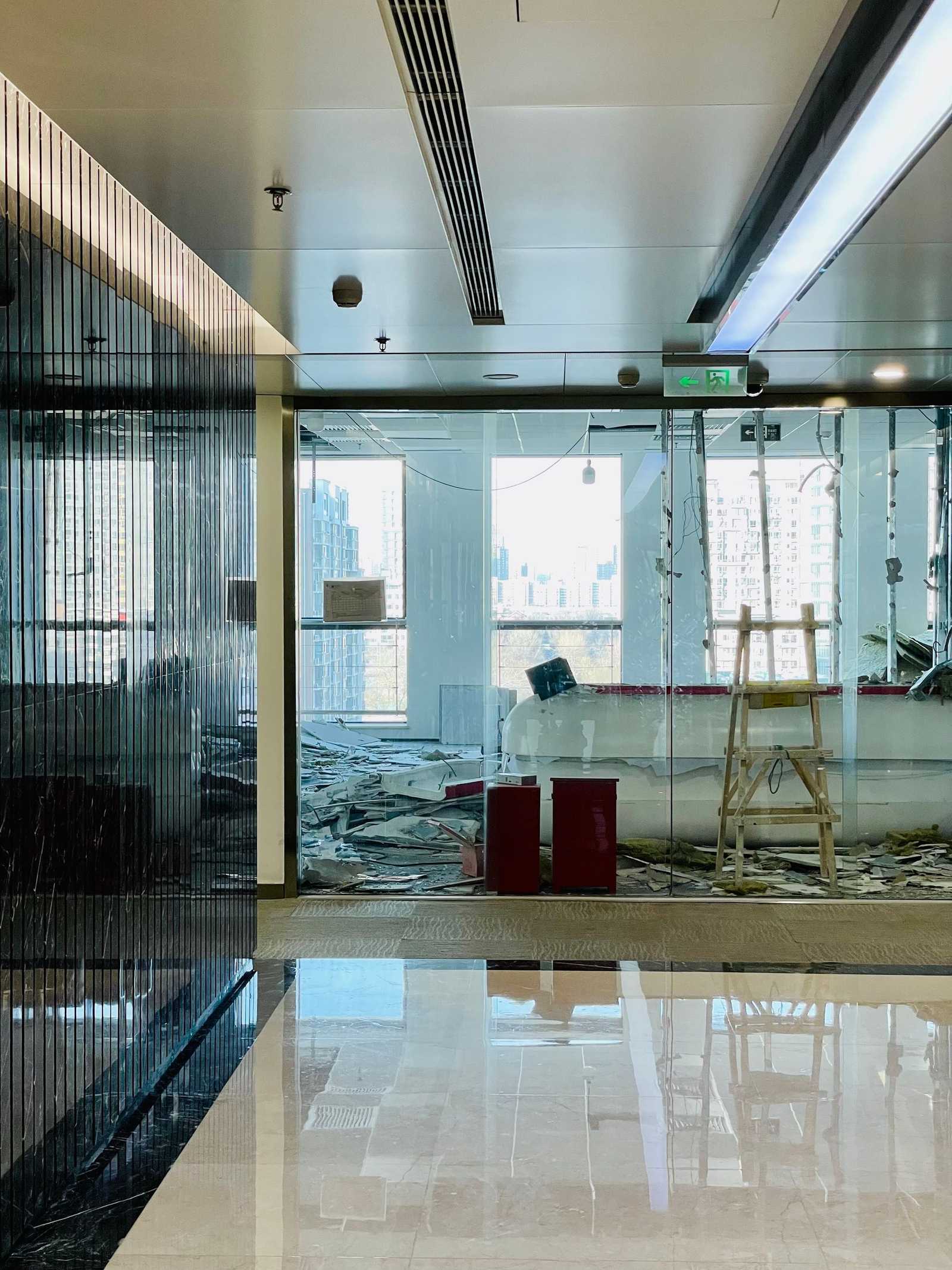 Plateau de bureaux en rénovation avec baies vitrées, travaux tous corps d'état en cours